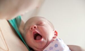 Что делать, если новорожденный ребенок мало или плохо спит и не спит ночью