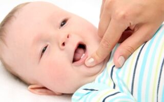 Когда появляются первые зубы у младенцев, сроки и симптомы