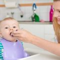 Питание ребенка в 9 месяцев: правила и рекомендации